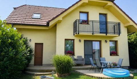 Priestranný 4-izbový rodinný dom v tichej slepej ulici – Malacky