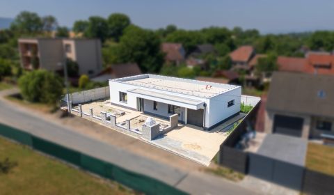 NA PREDAJ! Moderná 4i novostavba s garážou, pozemok 456m2, Soblahov TN