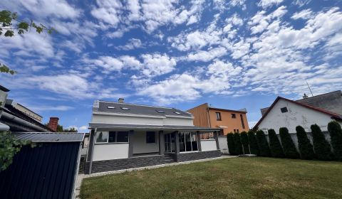 Veľký rodinný dom v Tlmačoch, bývajte vo veľkom alebo prenajímajte