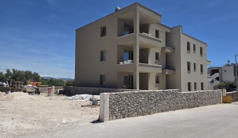 CHORVÁTSKO  - Apartmány (K2) v krásnej dedinke TRIBUNJ