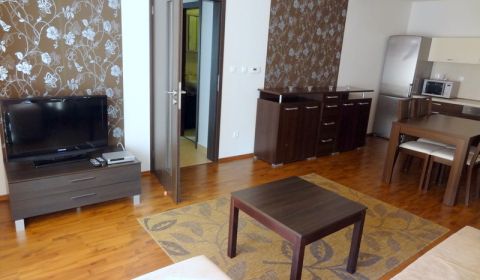 PRENÁJOM: SLNEČNÝ 3 IZBOVÝ BYT S BALKÓNOM A PARKOVANÍM, CENTRUM