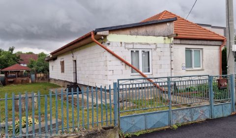 Rodinný dom s veľkorysou prístavbou v obci Parchovany