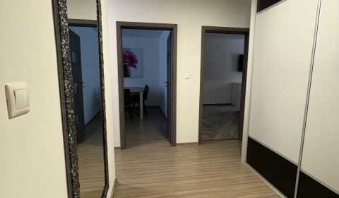 Na predaj veľký, zariadený 2 i byt v Nových Zámkoch, ul. Šafárikova !