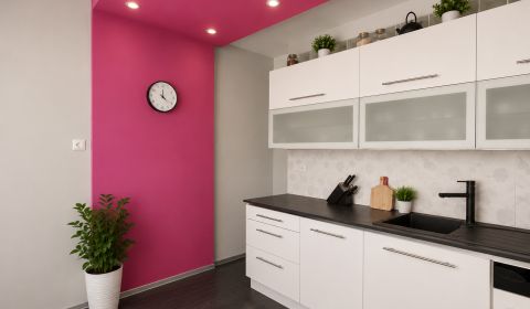 Na predaj priestranný 2-izbový byt s balkónom, klimatizáciou a výťahom