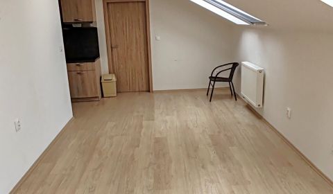 Na prenájom 3  izbový byt v Komárne