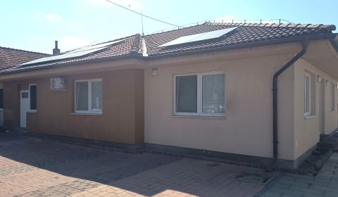 Na predaj veľký rodinný dom s dielňami v obci Dvory nad Žitavou