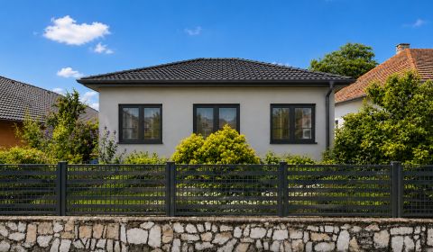 Priestranný rodinný dom s veľkým potenciálom – Lučenec