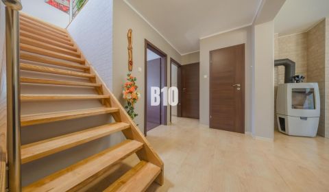 VEĽKORYSÝ 5-IZBOVÝ RODINNÝ DOM S FOTOVOLTAIKOU, SAMOSTATNOU GARÁŽOU A 