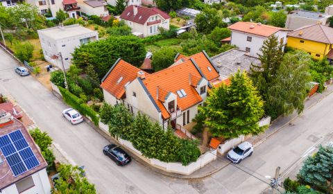 Rodinné sídlo s neopakovateľnou atmosférou a výhľadom na Zobore ! 