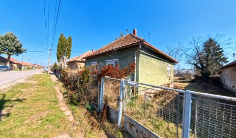 Veľkorysý pozemok 1720 m² so starším domom v Lúčnici nad Žitavou ! 