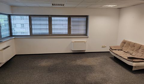 Väčšia kancelária na prenájom v Komárne
