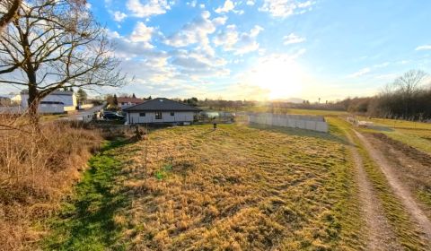 STAVEBNÝ POZEMOK V JELENCI – ROŽNÁ PARCELA S DVOJITÝM PRÍSTUPOM !