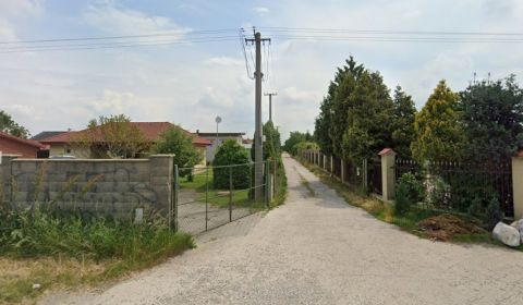 VÝMENA POZEMKOV V SENCI ZA BYT V BRATISLAVE – MOŽNÝ OBOJSTRANNÝ DOPLAT