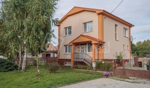 Poschodový rodinný dom na predaj