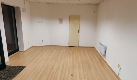 Komerčný priestor v centre Komárna na prenájom