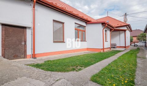Prerobený dom, 981 m2 pozemok - Chrenová, Nitra (TOP lokalita)