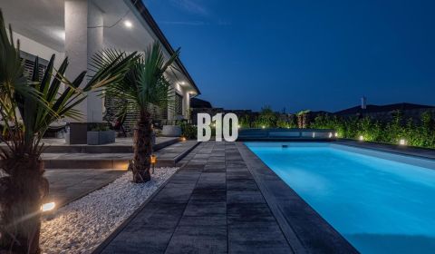 Dokonalý 5 izb. bungalov s bazénom, garážou RED OAK - Nitra, Lužianky