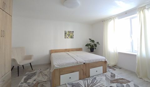 PRENAJATÉ 3 izbový byt v rodinnom dome v Trnave