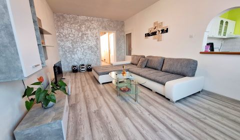 EXKLUZÍVNE Ponúkam na predaj prerobený 3 izbový byt, Vráble, Lúky
