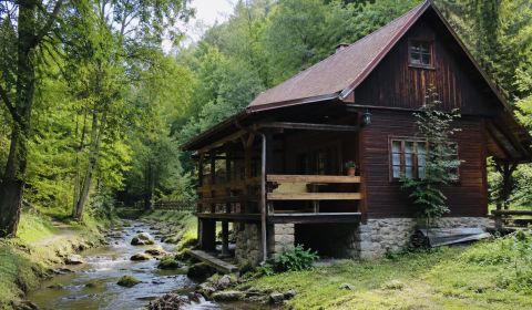 HĽADÁME PRE KLIENTA:REKRAČNÚ CHATU v okolí BB,ZV,BR,LV,LC;70.000€