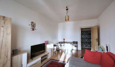 2,5-izbový byt s balkónom na ul. Hviezdoslavova vo V. Krtíši. 