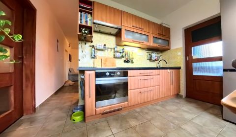 Na predaj veľkometrážny 4 izbový byt v Nitre s balkónom