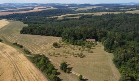 DOM NA SAMOTE U LESA | 1,56 ha pozemku | PRIETRŽ, okr. SENICA