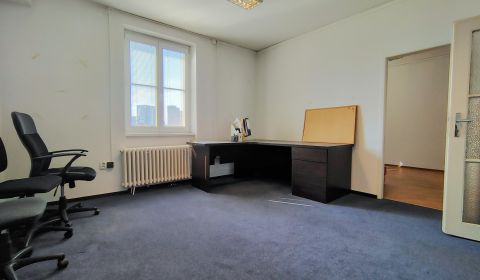 2-izbová kancelária 35,5 m² so zdieľaným zázemím – Odborárske námestie