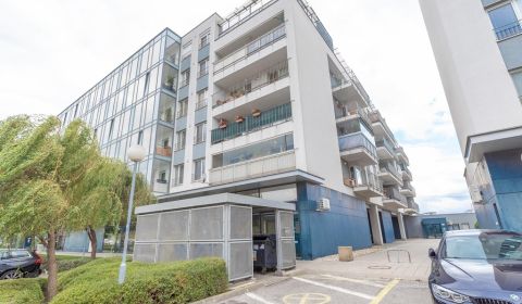 Na prenájom luxusný 2-izbový byt + 2 balkóny, 73 m², garážové státie, 