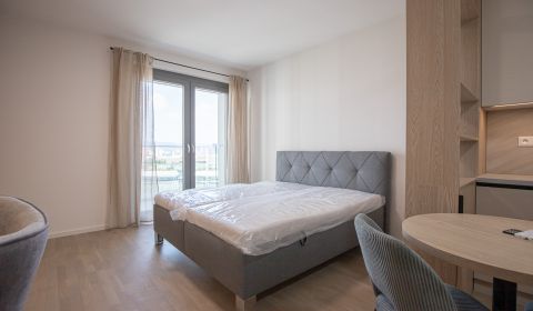 REZERVOVANÉ Luxusný 1i byt s parkovaním, Staré Mesto