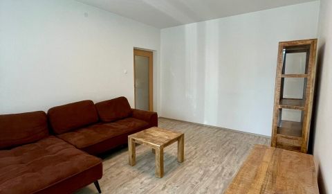 PRENÁJOM - 3-izbový byt priamo v centre Nitry s parkovaním a balkónom