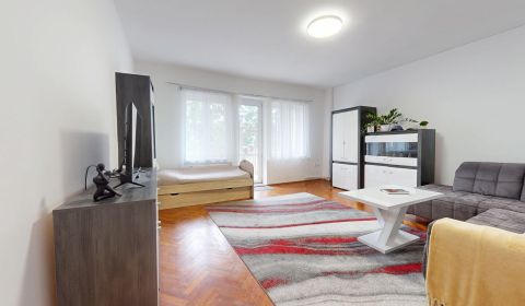 Mesto cez cestu, Veľkometrážny 3-izbový staromestský byt (95,28 m²) 