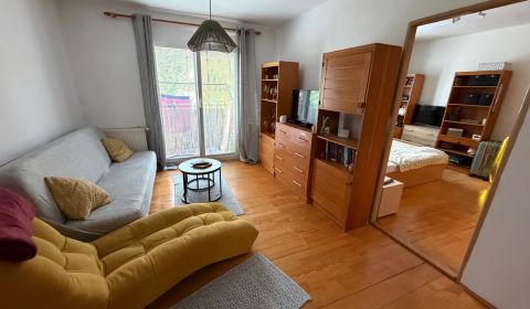 2 izbový byt s balkónom a garážou Továrniky