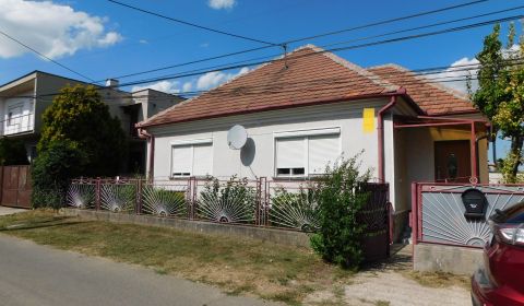 Na predaj  ihneď obývateľný 3-izbový tehlový dom v Bátorových Kosihách