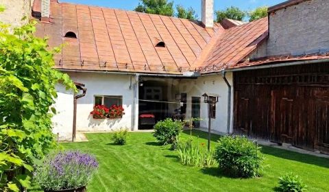 Dom v centre obce s veľkou romantickou záhradou, Ľubietová