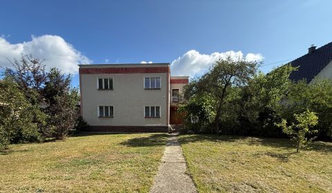 Priestranný dvojpodlažný rodinný dom v tichej lokalite- Orlové