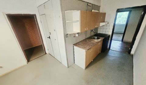2,5 izbový byt Bánovce nad Bebravou/CENTRUM-STRED/PLASTOVÉ OKNÁ
