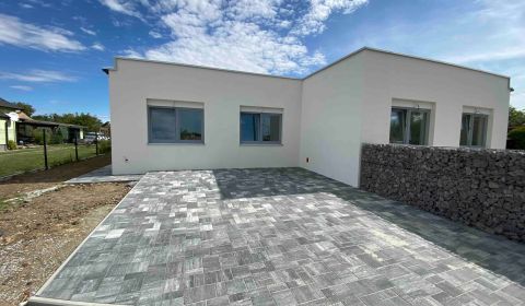 Moderný rodinný dom v Mojmírovciach s veľkým pozemkom