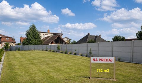 Stavebný pozemok 752m2 v tichej štvrti Tešedíkovo