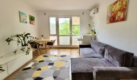 Svetlý 2-izbový byt s balkónom a klimatizáciou – tichá lokalita