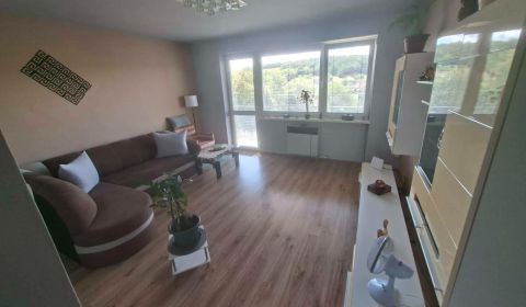 Predám 3 izbový byt s balkónom a garážou v obci Čechy