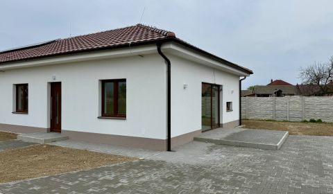* novostavba moderného 3i domu, Vlčany, centrum