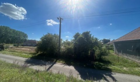 Exkluzívne, pozemok pri Váhu na predaj.