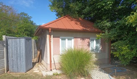 Na predaj murovaná chata na Zúgove pri Nových Zámkoch