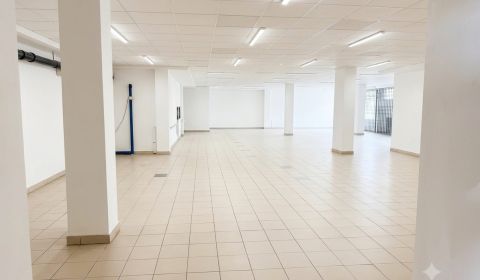 Na prenájom obchodný priestor 350m² + 239m² sklad, Snina
