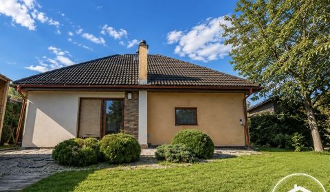 Pokojné bývanie dom TOVARNÍKY  – krb, terasa a upravená záhrada.