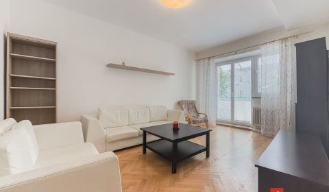 3i byt s nepriechodnými izbami a balkónom v Starom Meste