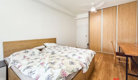 Priestranný 2i byt s balkónom v Starom Meste