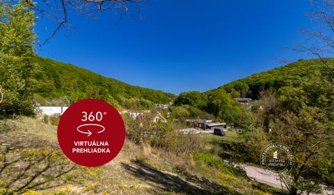 Pekný stavebný pozemok (859 m2) v Marianke
