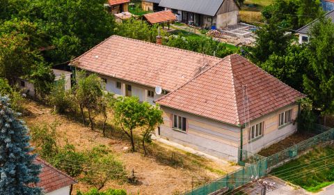 Stavebný pozemok 2800 m² s rodinným domom a všetkými IS – Kapince